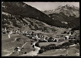 AK Savognin /Oberhalbstein, Ortsansicht mit Piz d`Err